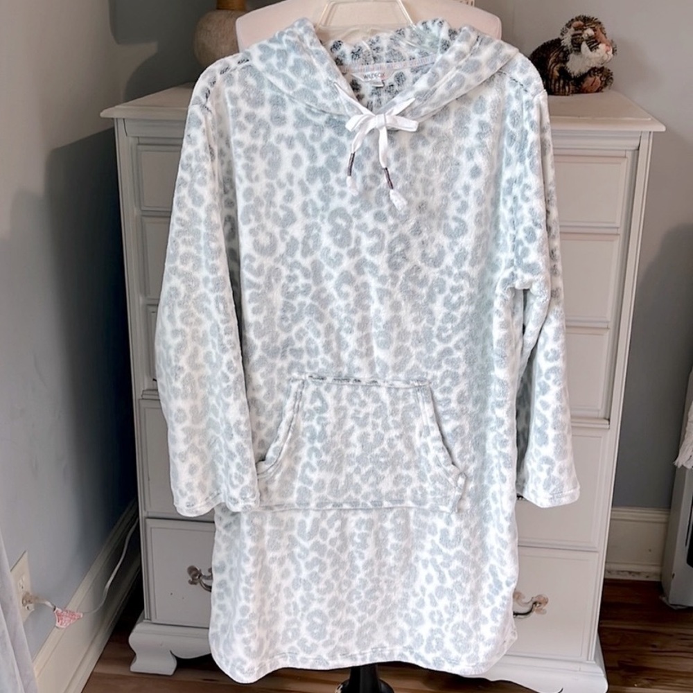 Wildfox Ultra Soft Plush Hoodie Lounge Pullover Snow Leopard Sleep Shirt Gown